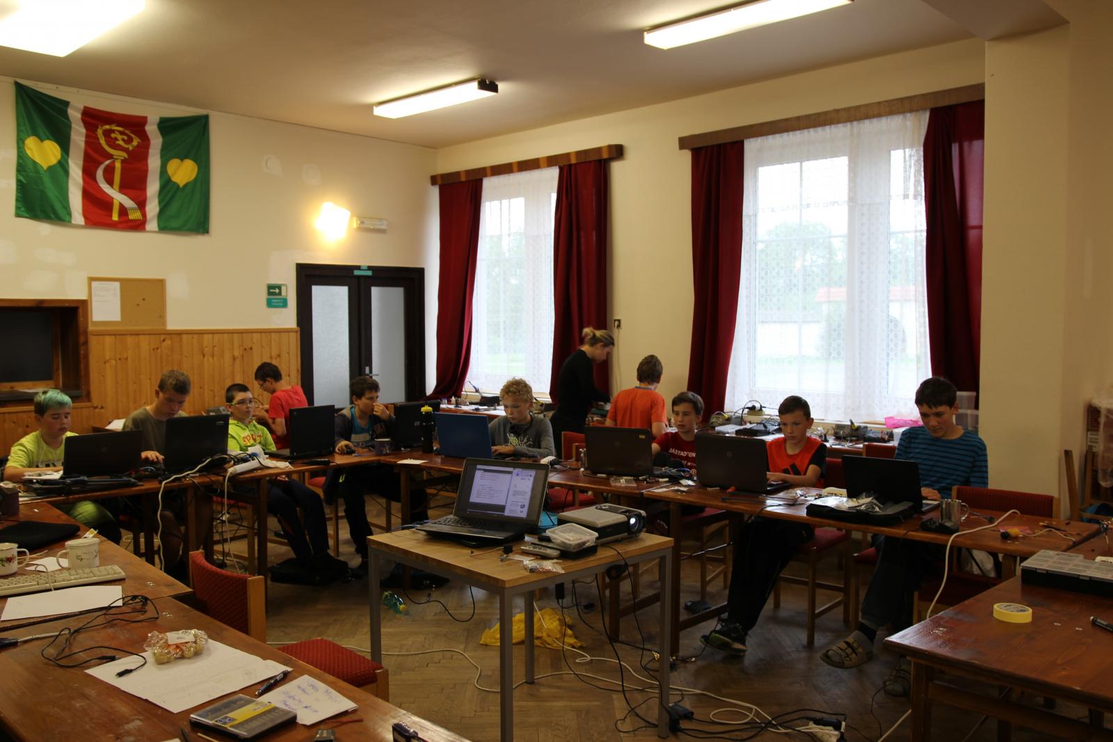 Účastníci Robotického tábora při programování Arduina